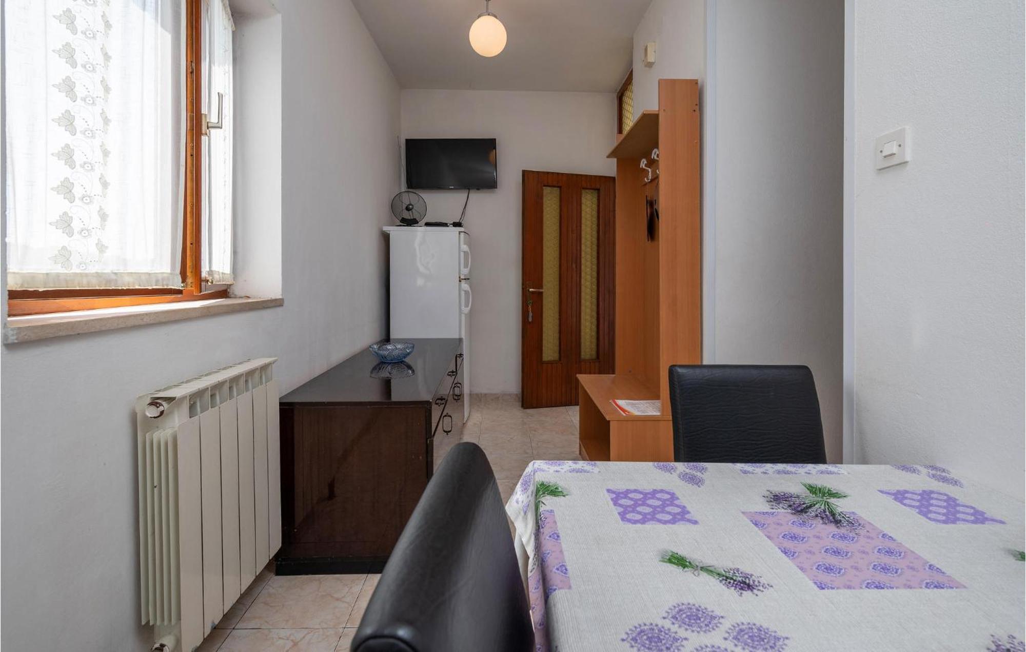 1 Bedroom Cozy Apartment In Pula Exterior foto